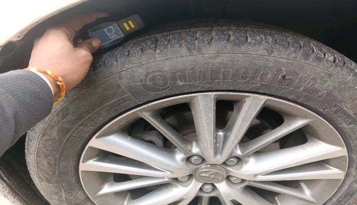 2015 Toyota Corolla Altis VL CVT PETROL, Petrol, Automatic, 1,05,510 km, tyre