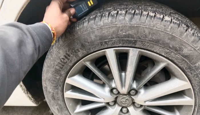 2015 Toyota Corolla Altis VL CVT PETROL, Petrol, Automatic, 1,05,510 km, tyre