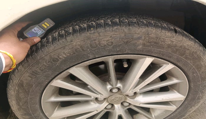 2015 Toyota Corolla Altis VL CVT PETROL, Petrol, Automatic, 1,05,510 km, tyre