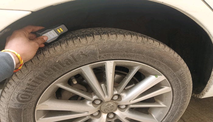 2015 Toyota Corolla Altis VL CVT PETROL, Petrol, Automatic, 1,05,510 km, tyre