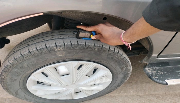 2022 Maruti Eeco 5 STR AC CNG (O), Petrol, Manual, 1,45,416 km, tyre