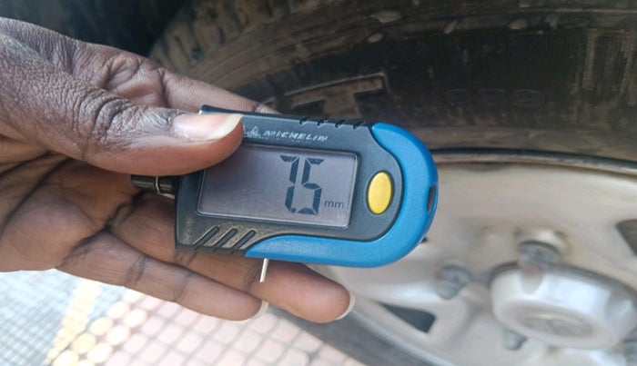 2017 Tata Hexa XMA 4X2 7 STR, Diesel, Automatic, 1,44,112 km, tyre