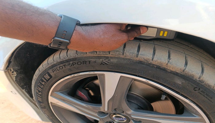 2016 Volvo V 40 D3 R design, Diesel, Automatic, 1,31,982 km, tyre