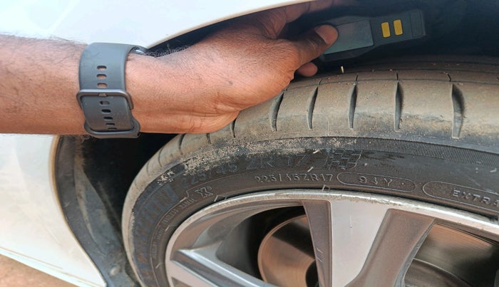 2016 Volvo V 40 D3 R design, Diesel, Automatic, 1,31,982 km, tyre