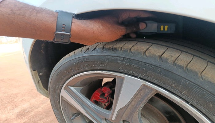 2016 Volvo V 40 D3 R design, Diesel, Automatic, 1,31,982 km, tyre