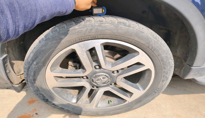 2018 Tata Hexa XTA 4X2 7 STR, Diesel, Automatic, 1,49,730 km, tyre