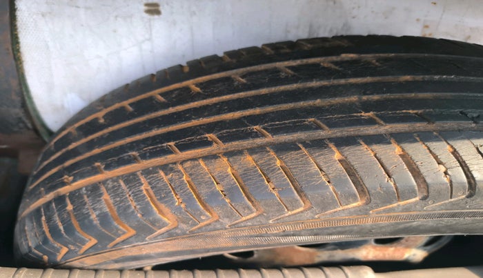 2011 Hyundai i10 MAGNA 1.1, CNG, Manual, 1,46,946 km, tyre