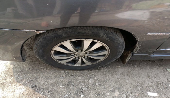 2015 Toyota Innova 2.5 VX 8 STR, Diesel, Manual, 1,71,996 km, tyre