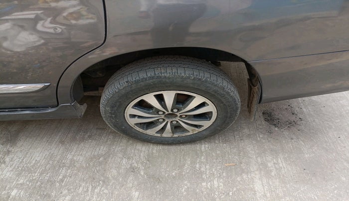 2015 Toyota Innova 2.5 VX 8 STR, Diesel, Manual, 1,71,996 km, tyre