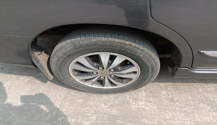 2015 Toyota Innova 2.5 VX 8 STR, Diesel, Manual, 1,71,996 km, tyre