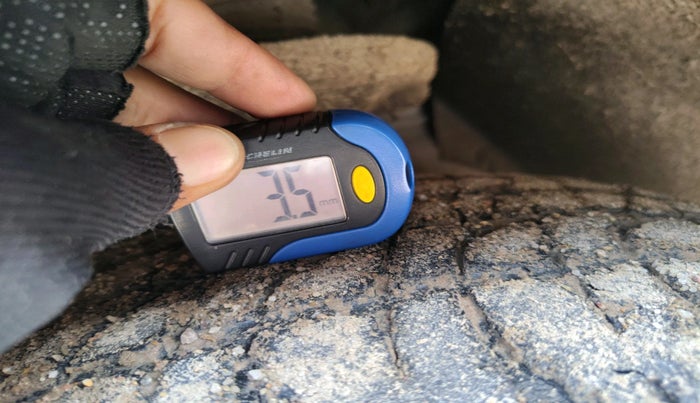 2015 Mahindra XUV500 W8, Diesel, Manual, 2,17,942 km, tyre