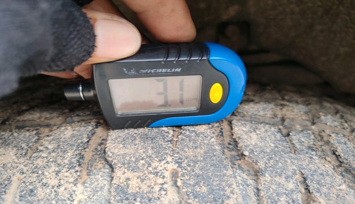 2015 Mahindra XUV500 W8, Diesel, Manual, 2,17,942 km, tyre