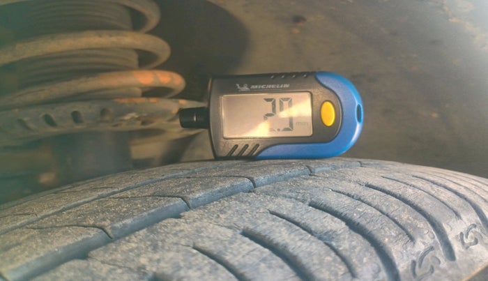 2016 Volkswagen Polo HIGHLINE1.5L, Diesel, Manual, 1,37,545 km, tyre