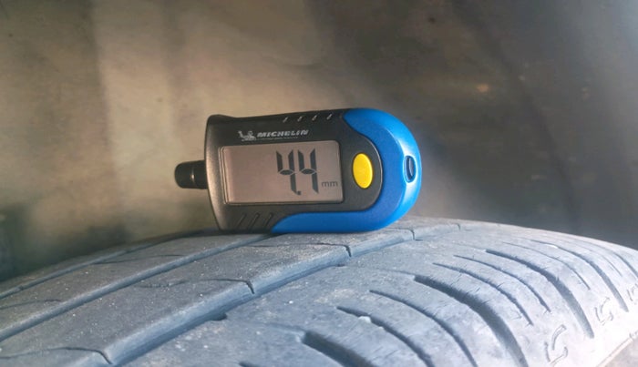 2016 Volkswagen Polo HIGHLINE1.5L, Diesel, Manual, 1,37,545 km, tyre