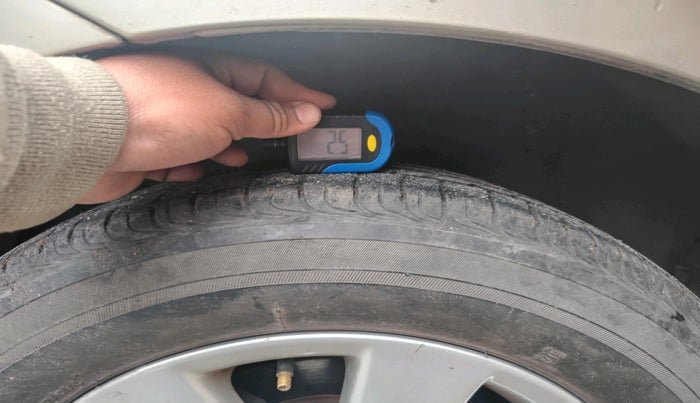 2011 Toyota Corolla Altis G PETROL, Petrol, Manual, 1,19,916 km, tyre