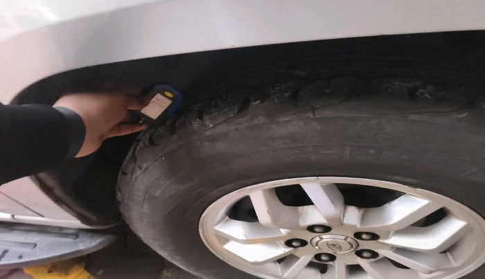 2016 Mahindra TUV300 T8, Diesel, Manual, 1,11,888 km, tyre