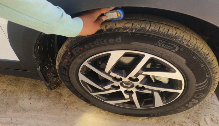 2024 Mahindra XUV 3XO AX5L 1.2 TGDi, Petrol, Manual, 5,531 km, tyre