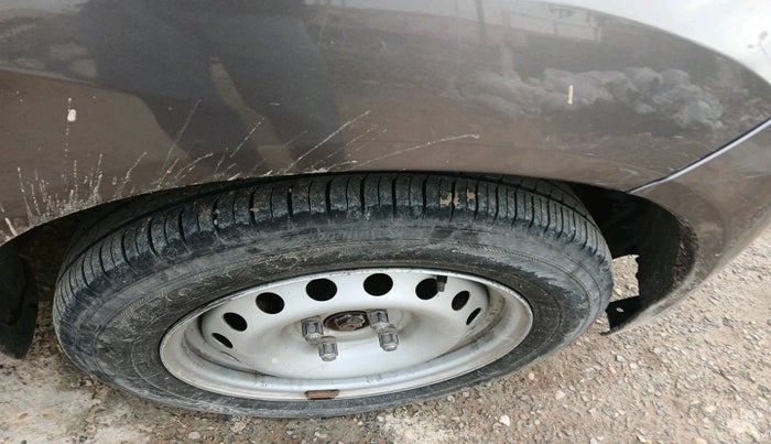 2013 Honda Amaze 1.2L I-VTEC S, Petrol, Manual, 1,74,505 km, tyre