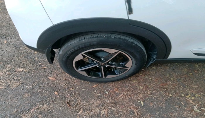 2025 Tata NEXON FEARLESS SUNROOF DCA 1.2 PETROL, Petrol, Automatic, 3,580 km, tyre