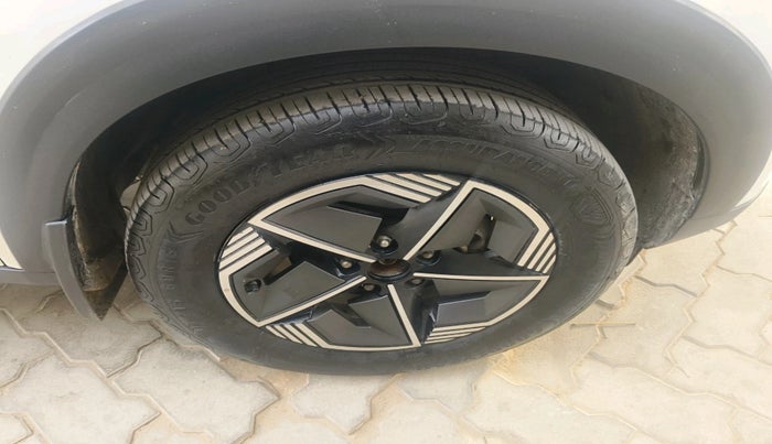 2024 Tata NEXON CREATIVE + AMT 1.5 DIESEL, Diesel, Automatic, 39,320 km, tyre