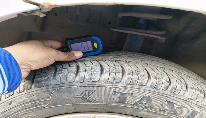 2011 Toyota Etios Liva G, Petrol, Manual, 1,21,836 km, tyre