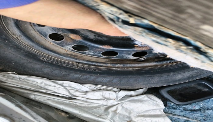 2011 Toyota Etios Liva G, Petrol, Manual, 1,21,836 km, tyre