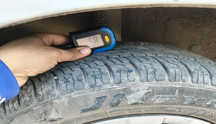 2011 Toyota Etios Liva G, Petrol, Manual, 1,21,836 km, tyre