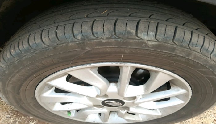 2017 Mahindra Kuv100 K6 D 6 STR, Diesel, Manual, 2,04,010 km, tyre