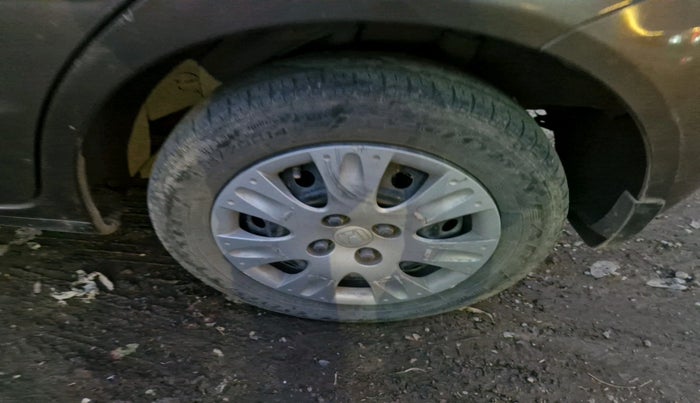 2013 Honda Brio S MT, Petrol, Manual, 1,37,571 km, tyre