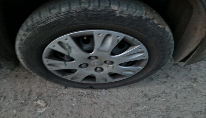 2013 Honda Brio S MT, Petrol, Manual, 1,37,571 km, tyre