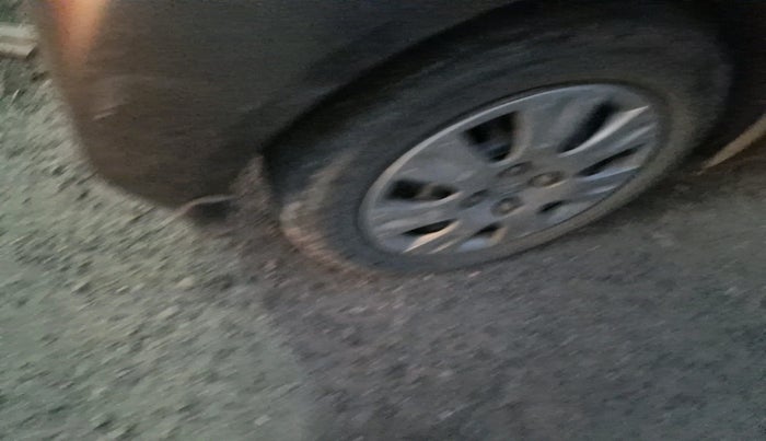 2013 Honda Brio S MT, Petrol, Manual, 1,37,571 km, tyre