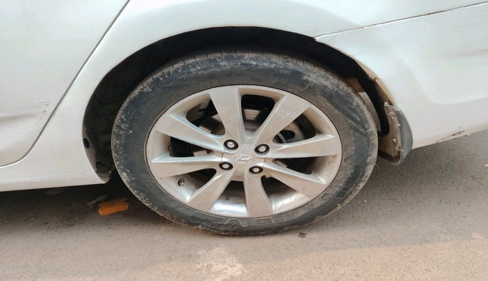 2011 Hyundai Verna FLUIDIC 1.6 CRDI SX, Diesel, Manual, 1,21,000 km, tyre