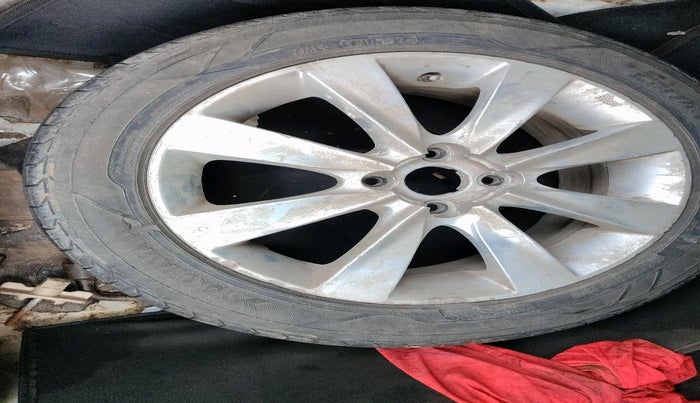 2011 Hyundai Verna FLUIDIC 1.6 CRDI SX, Diesel, Manual, 1,21,000 km, tyre