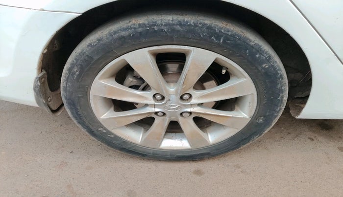 2011 Hyundai Verna FLUIDIC 1.6 CRDI SX, Diesel, Manual, 1,21,000 km, tyre
