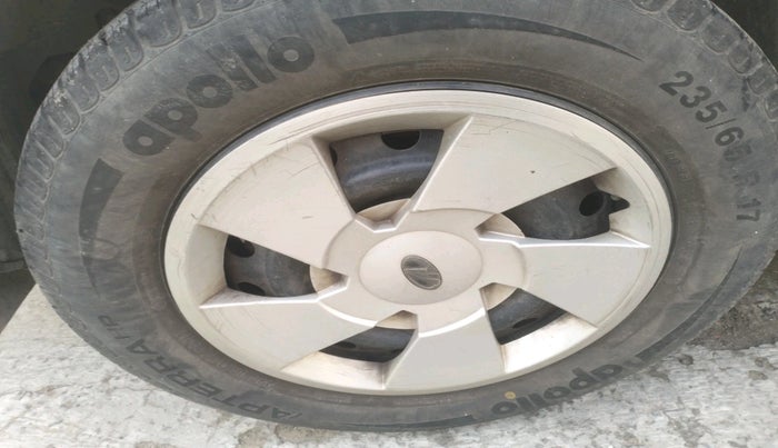 2018 Mahindra XUV500 W7, Diesel, Manual, 1,09,541 km, tyre