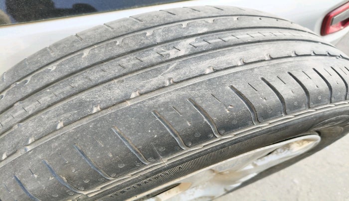 2014 Ford Ecosport AMBIENTE 1.5L DIESEL, Diesel, Manual, 1,05,231 km, tyre