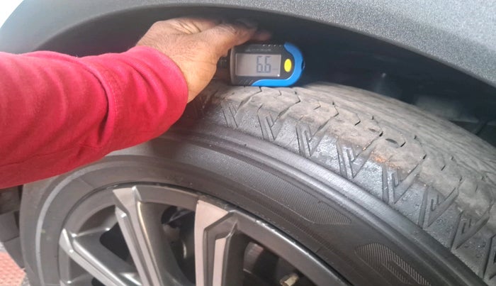 2022 Mahindra XUV700 AX 7 LUXURY P AT 7 STR, Petrol, Automatic, 93,809 km, tyre