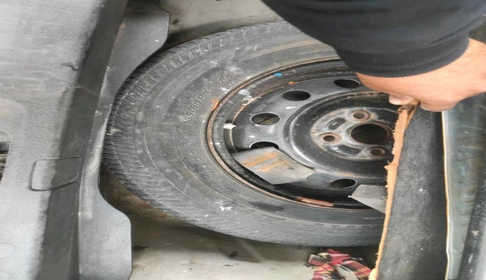 2019 Maruti Swift Dzire TOUR S-CNG, Petrol, Manual, 1,31,044 km, tyre