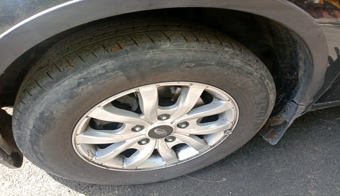 2015 Mahindra XUV500 W10, Diesel, Manual, 1,32,496 km, tyre