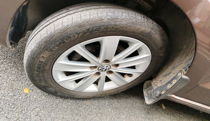 2015 Volkswagen Vento HIGHLINE 1.2 TSI AT, Petrol, Automatic, 55,756 km, tyre