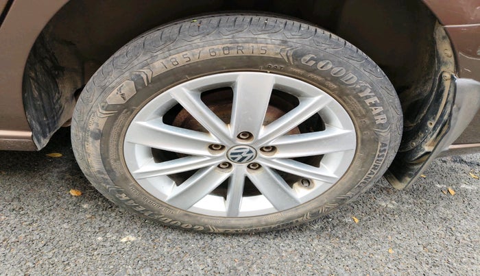 2015 Volkswagen Vento HIGHLINE 1.2 TSI AT, Petrol, Automatic, 55,756 km, tyre