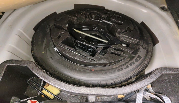 2015 Volkswagen Vento HIGHLINE 1.2 TSI AT, Petrol, Automatic, 55,756 km, tyre