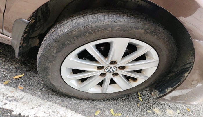 2015 Volkswagen Vento HIGHLINE 1.2 TSI AT, Petrol, Automatic, 55,756 km, tyre