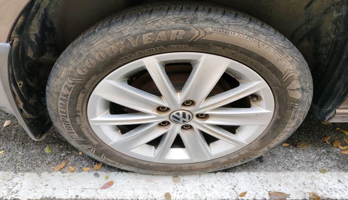 2015 Volkswagen Vento HIGHLINE 1.2 TSI AT, Petrol, Automatic, 55,756 km, tyre