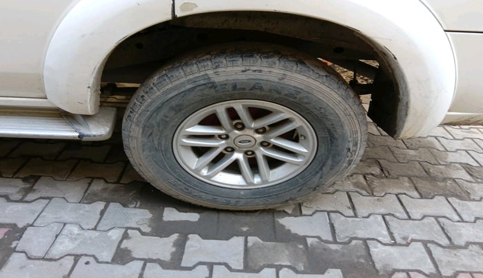 2012 Ford Endeavour 2.5L 4X2 MT, Diesel, Manual, 1,21,317 km, tyre