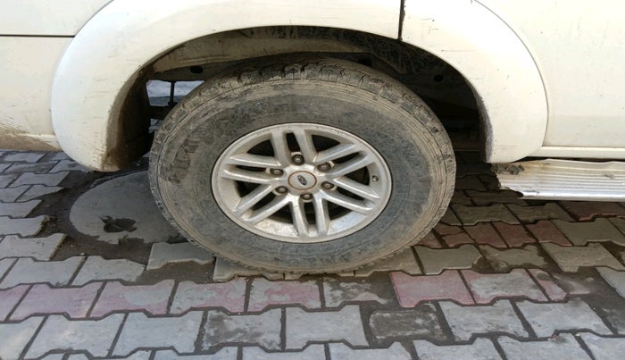 2012 Ford Endeavour 2.5L 4X2 MT, Diesel, Manual, 1,21,317 km, tyre