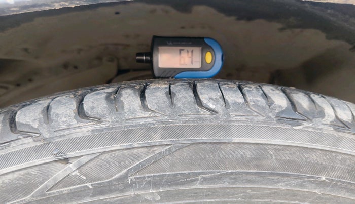 2018 Toyota Innova Crysta 2.8 ZX AT 7 STR, Diesel, Automatic, 1,25,762 km, tyre