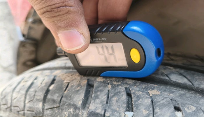 2012 Maruti Swift VXI, Petrol, Manual, 78,353 km, tyre