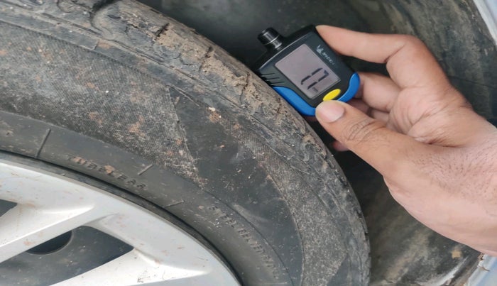 2013 Maruti Ertiga VXI, CNG, Manual, 1,58,813 km, tyre