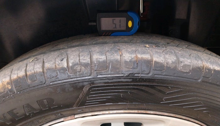 2015 Maruti Swift LXI, Petrol, Manual, 66,105 km, tyre